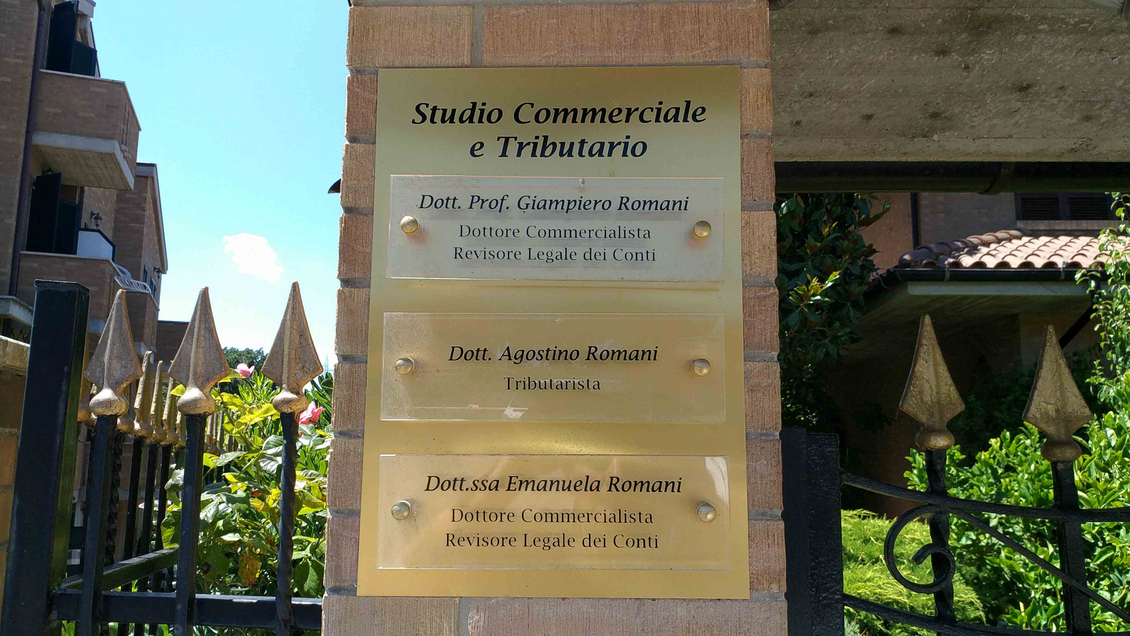 La targa dello studio in Via dei Cedri